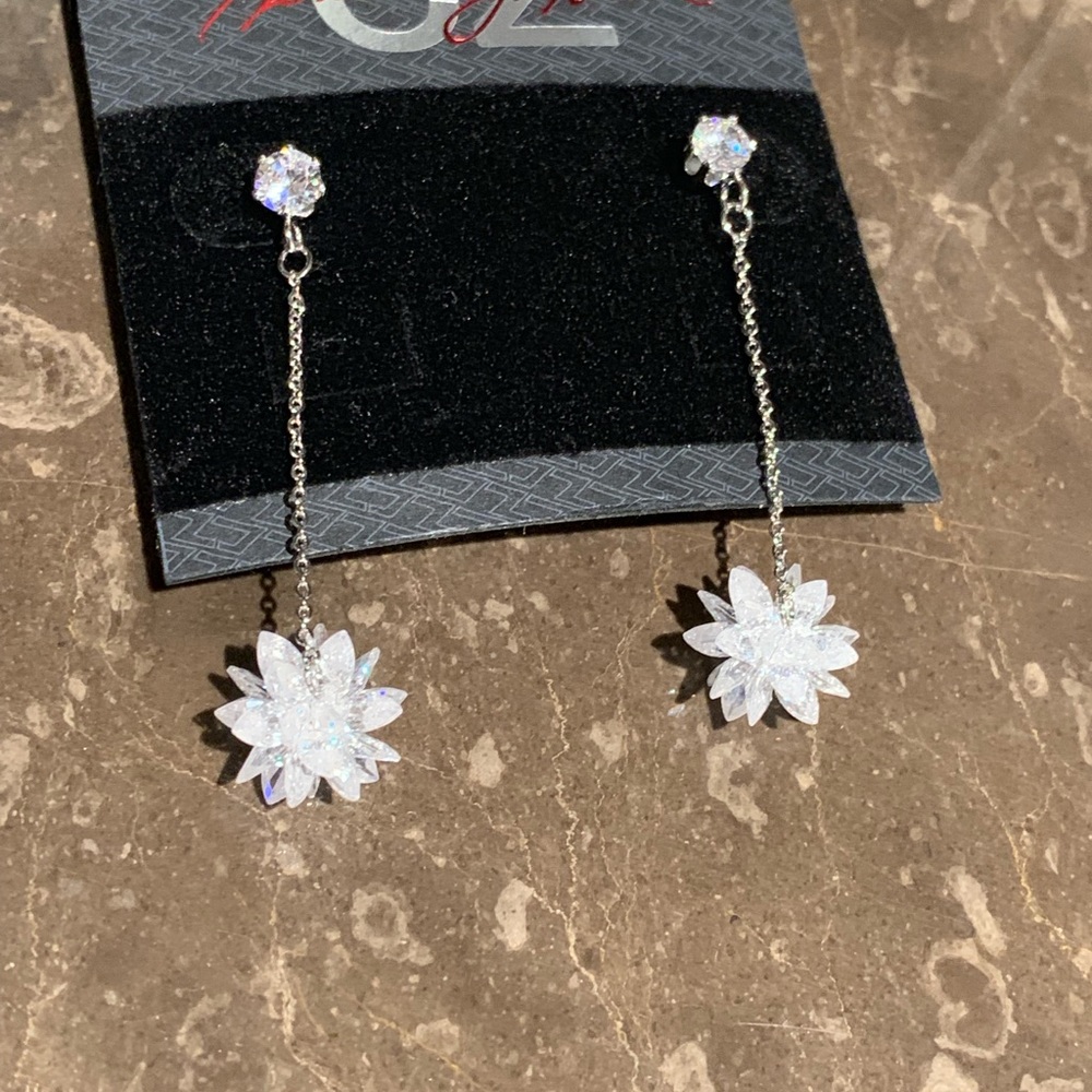 🔥Sparkly Snowflake Kenneth Jay Lane Earrings🔥 - Picture 2 of 5